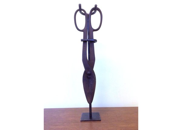 Upcycled and eclective decor: vintage shears on stand